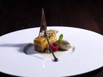 Rebanada de chocolate y cacahuete con helado de lichi